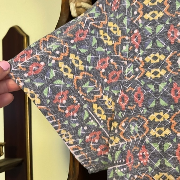 LULAROE Classic Tee Faded Look  Multi Color Fishbone Pattern, Size Large, GUC. - Picture 4 of 8